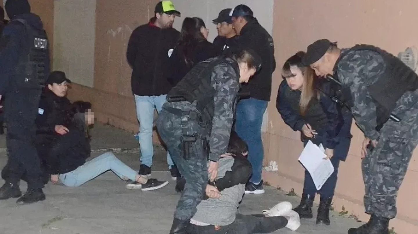 Se pelearon “por un chico”: dos nenas de 13 años acuchillaron a otra de 12 y la víctima quedó en grave estado Se pelearon “por un chico”: dos nenas de 13 años acuchillaron a otra de 12 y la víctima quedó en grave estado
