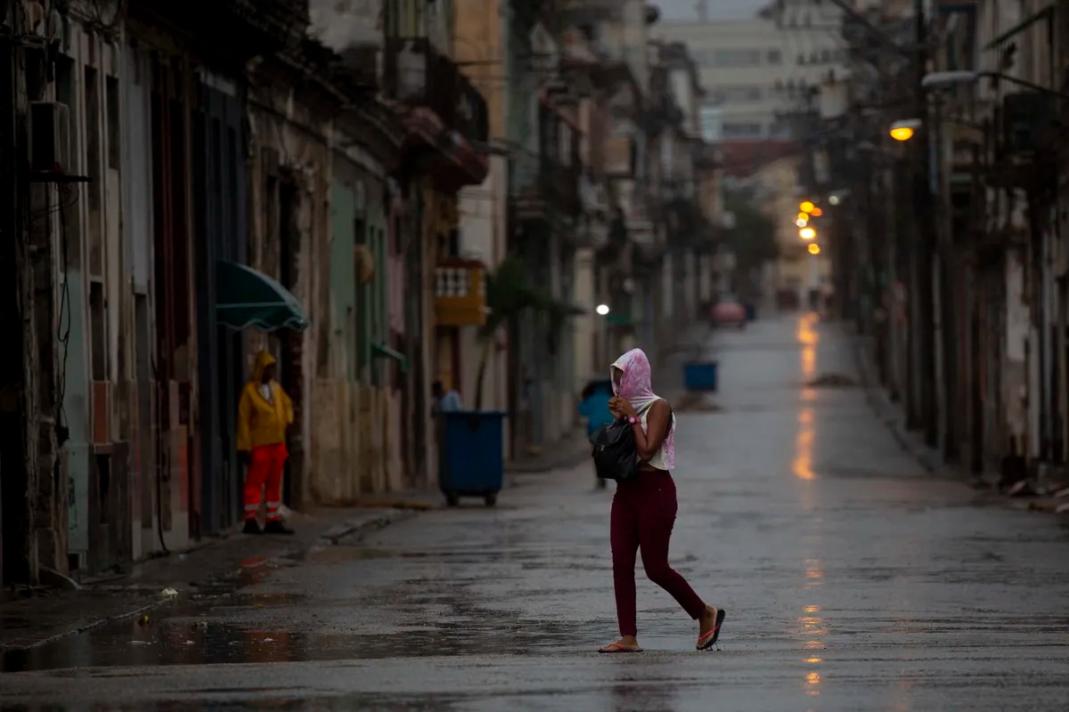Toda Cuba se queda sin luz tras paso del huracán Ian Toda Cuba se queda sin luz tras paso del huracán Ian