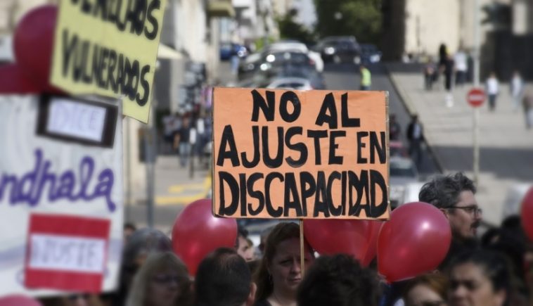 Prestadores y familiares de personas con discapacidad acampan hoy frente a Casa de Gobierno