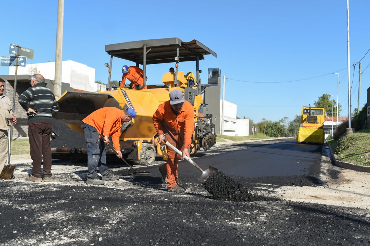 Pavimentan calles en barrios del Este, una demanda de hace muchos años Pavimentan calles en barrios del Este, una demanda de hace muchos años