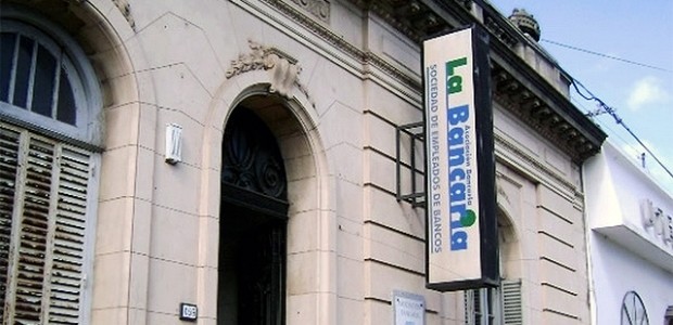 Los bancarios acordaron con las cámaras una paritaria anual del 94% y un bono de 185.500 pesos Los bancarios acordaron con las cámaras una paritaria anual del 94% y un bono de 185.500 pesos