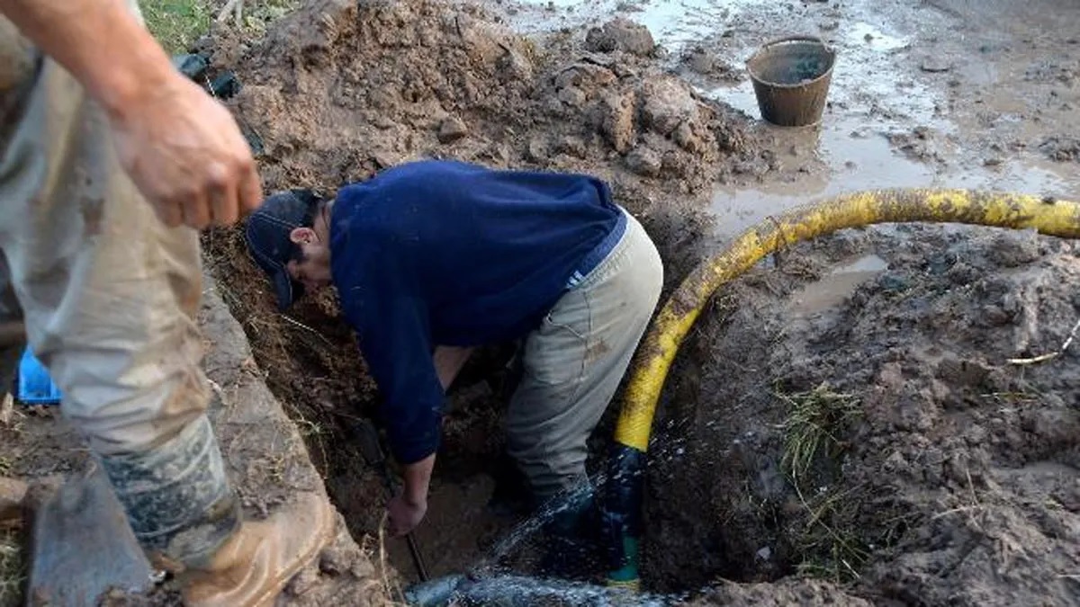 Trabajan en la reparación de cañerías de agua en dos zonas de la ciudad Trabajan en la reparación de cañerías de agua en dos zonas de la ciudad