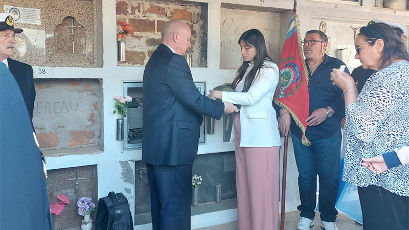 Familiares de soldado entrerriano recibieron el casco que usó en Malvinas