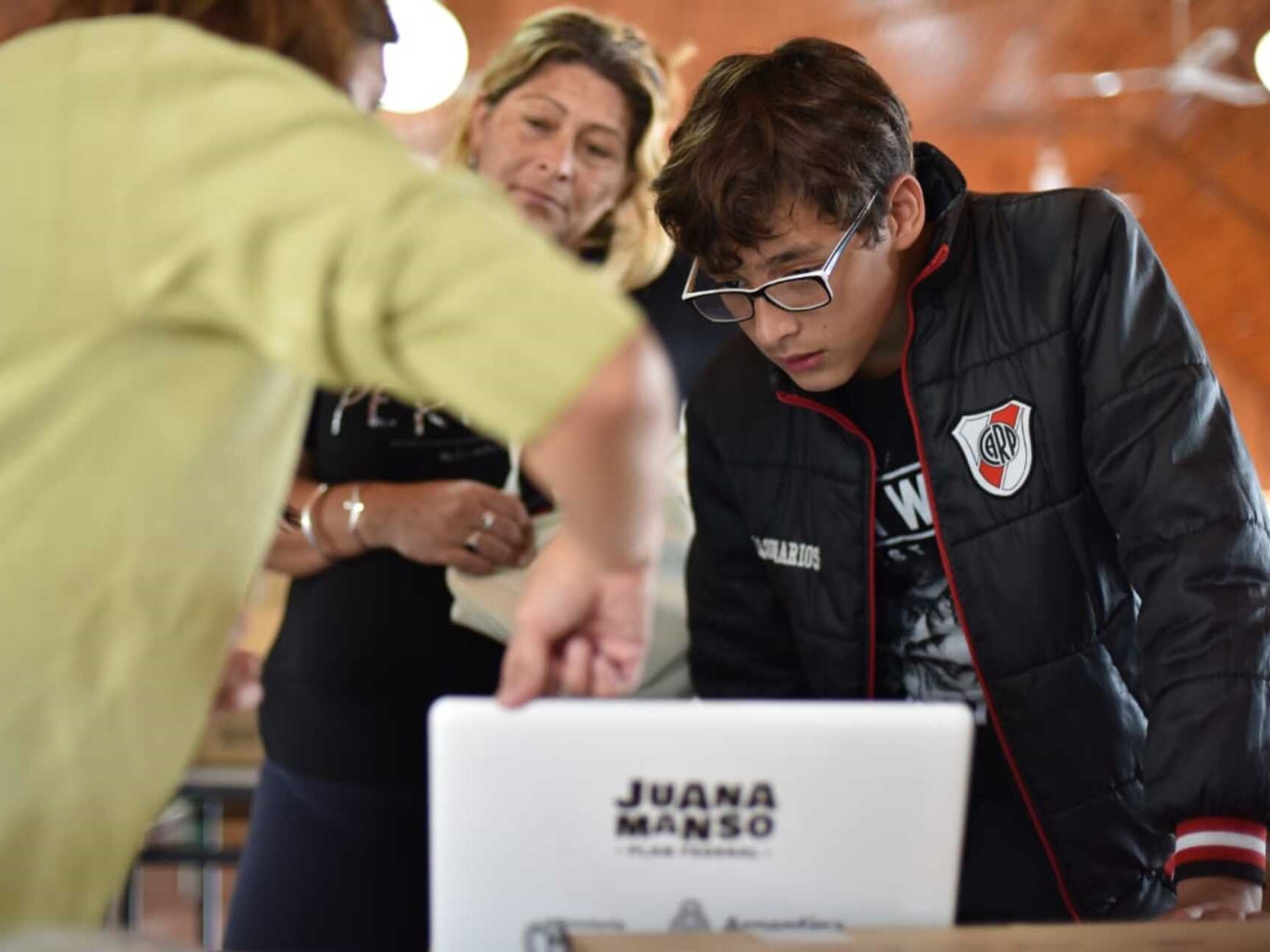 Más de 12 mil estudiantes y docentes recibieron equipos del Programa Conectar Igualdad Más de 12 mil estudiantes y docentes recibieron equipos del Programa Conectar Igualdad