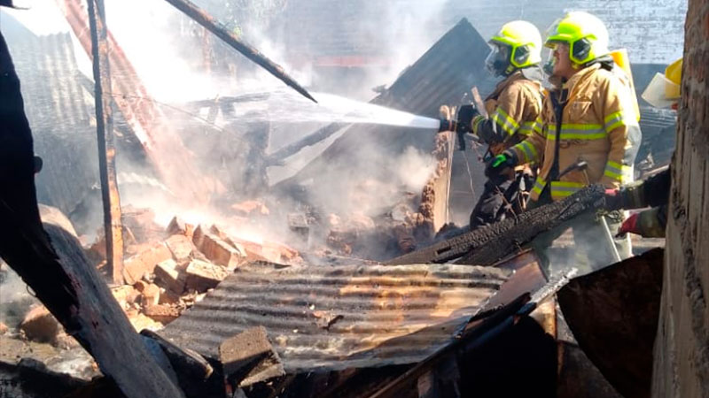Incendio destruyó una vivienda y solicitan ayuda para mujer de 83 años