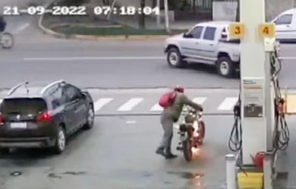 Una moto se incendió luego de cargar nafta