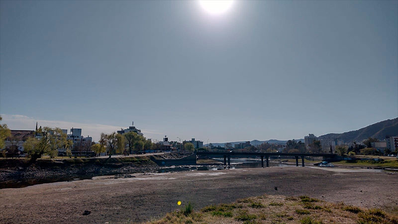 Se secó el río en Carlos Paz: la imagen del vertedero en el lago San Roque