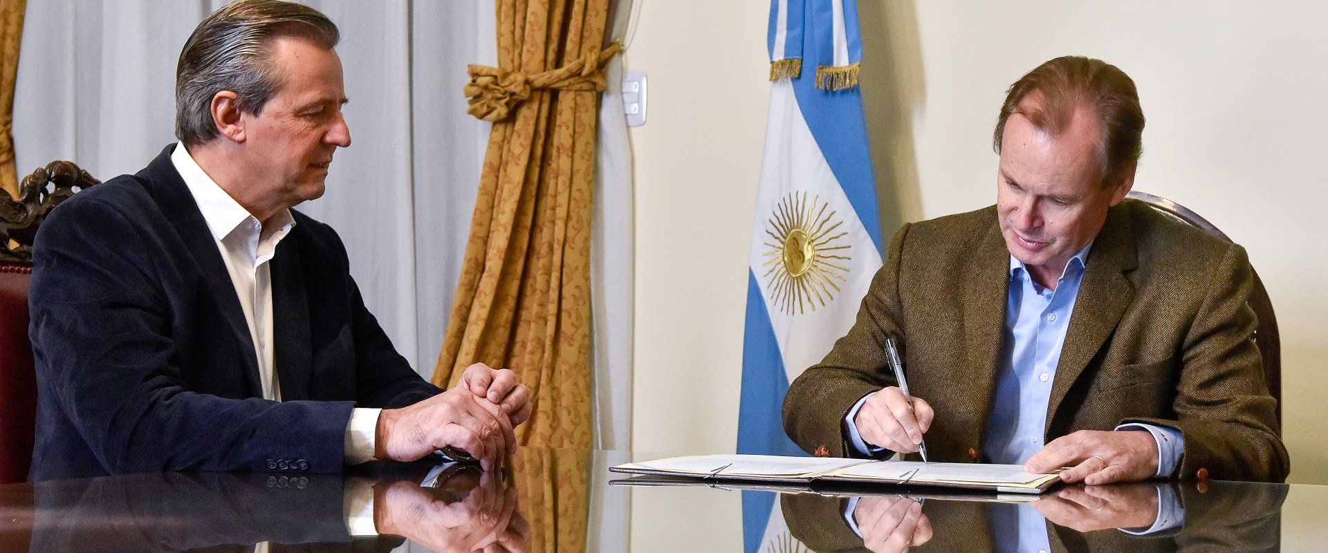 Bordet y Bahl firmaron el llamado a licitación para la puesta en valor de la Plaza Carbó de Paraná Bordet y Bahl firmaron el llamado a licitación para la puesta en valor de la Plaza Carbó de Paraná