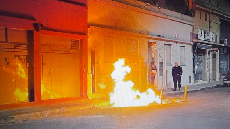 Detuvieron a un sujeto por quemar contenedores en el centro de la ciudad