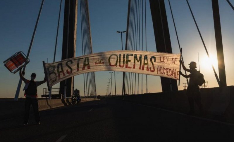 Corte y acampe en el puente Rosario-Victoria: protestan por incendios y reclaman Ley de Humedales