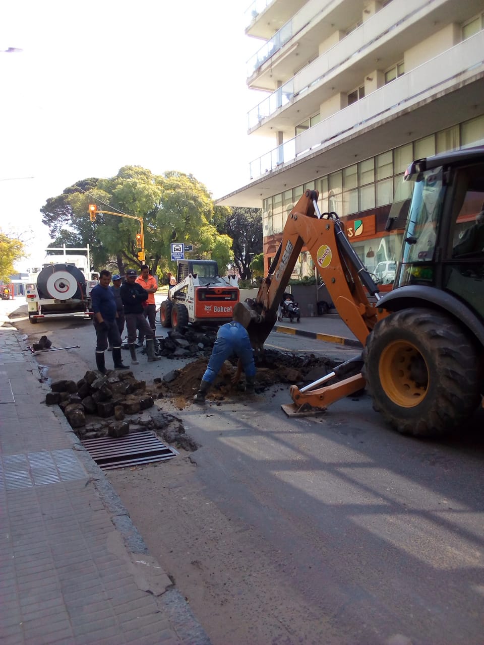 Reparan una cañería de cloacas en calle La Paz Reparan una cañería de cloacas en calle La Paz