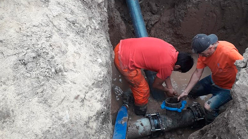 Reparan cañería de agua en calle Churruarín, entre Ayacucho y Díaz Vélez Reparan cañería de agua en calle Churruarín, entre Ayacucho y Díaz Vélez