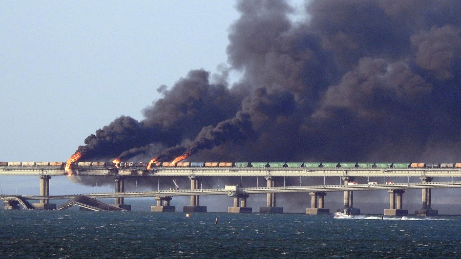 Un camión bomba mató este sábado a tres personas y provocó un gran incendio en el puente de Crimea