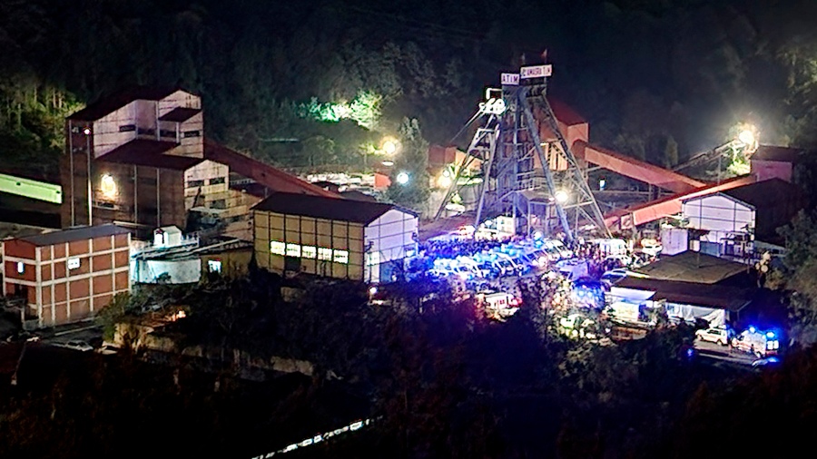 Los rescatitas tratan de llegar a las profundidades de la mina donde se encuentran atrapados unos 50 mineros Foto AFP