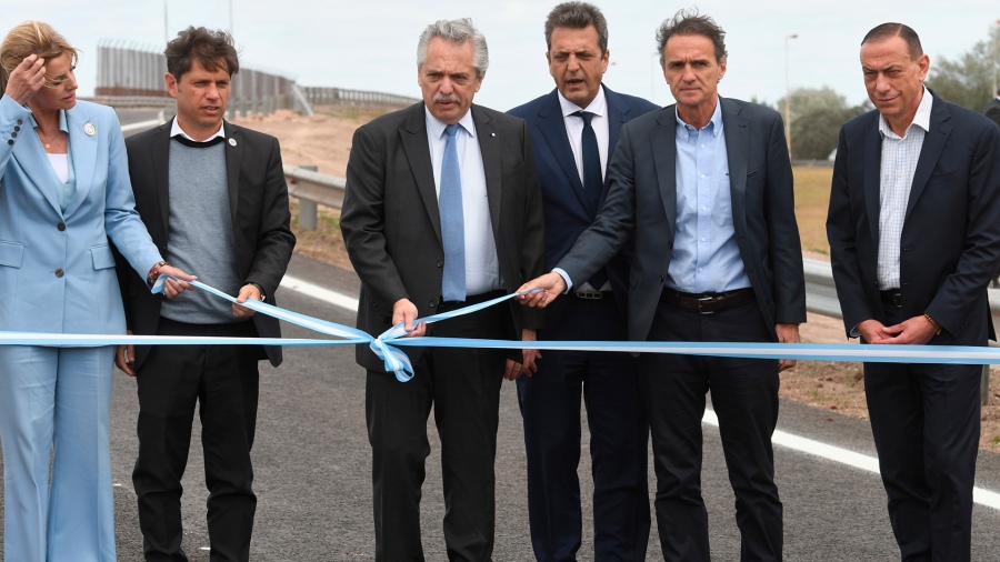 El Presidente corta la cinta de inauguracin acompaado por parte de su gabinete Foto Daniel Davobe