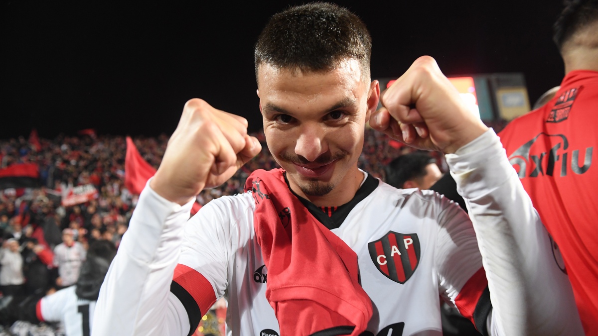 Los jugadores de Patronato festejan la obtencin de la Copa Argentina Foto Ramiro Gmez 