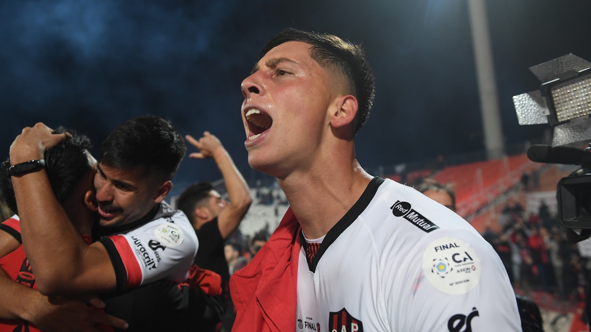 Los jugadores de Patronato festejan la obtencin de la Copa Argentina Foto Ramiro Gmez 