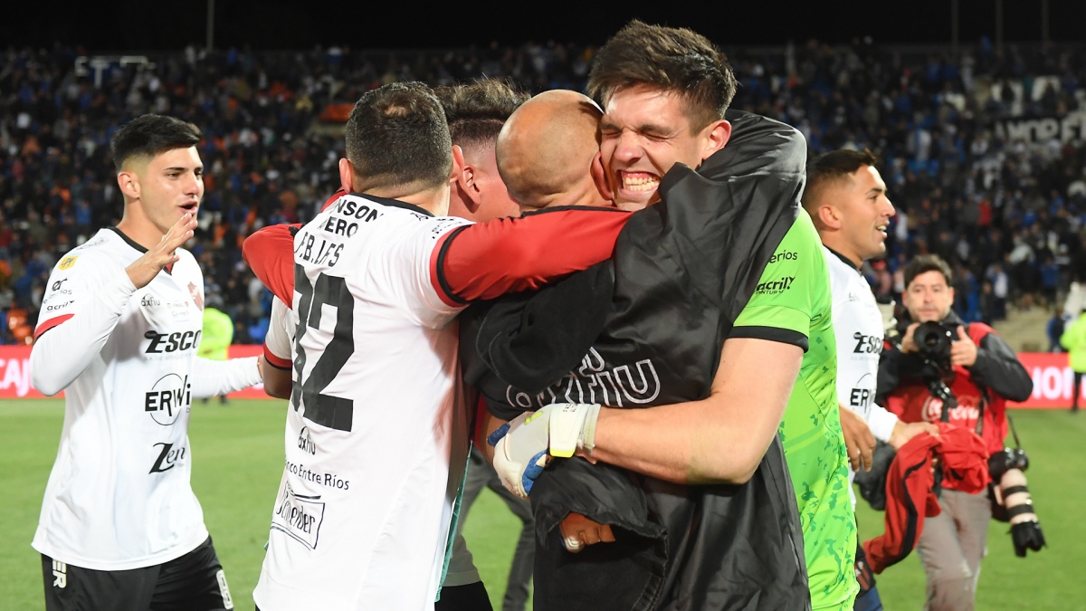 Los jugadores de Patronato festejan la obtencin de la Copa Argentina Foto Ramiro Gmez 