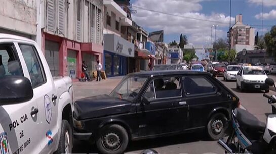 Un auto, sin frenos en Avenida Ramírez, chocó una moto y un patrullero Un auto, sin frenos en Avenida Ramírez, chocó una moto y un patrullero