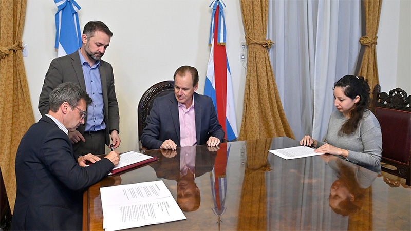 Bordet firmó los contratos para iniciar 14 obras en escuelas Bordet firmó los contratos para iniciar 14 obras en escuelas