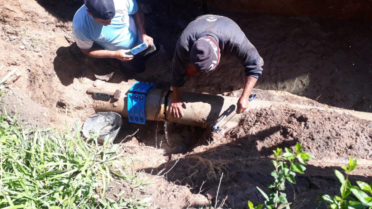 Reparan una cañería de agua en calle O’Higgins, entre Zanni y Garrigó