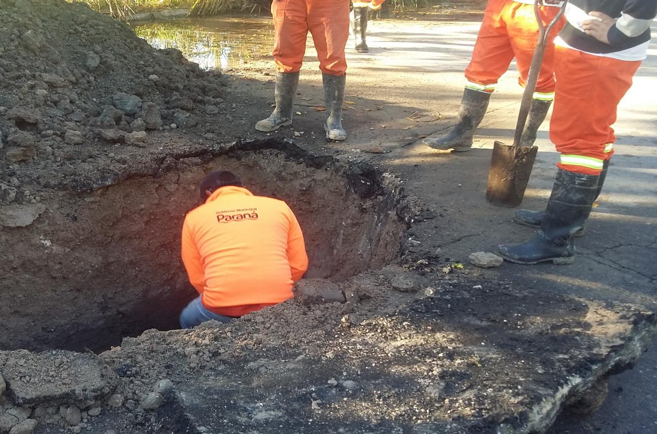 Reparan una cañería de agua ubicada en Santos Domínguez y Ruperto Pérez Reparan una cañería de agua ubicada en Santos Domínguez y Ruperto Pérez