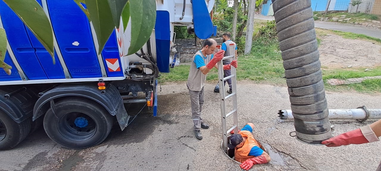 Limpian más de 400 metros de cañerías cloacales en barrio Francisco Ramírez