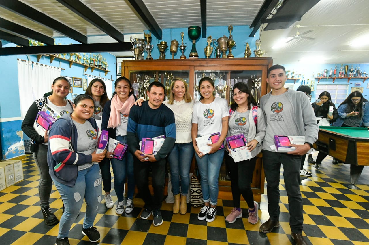 En Victoria se entregaron tablets y aportes a instituciones de la sociedad civil