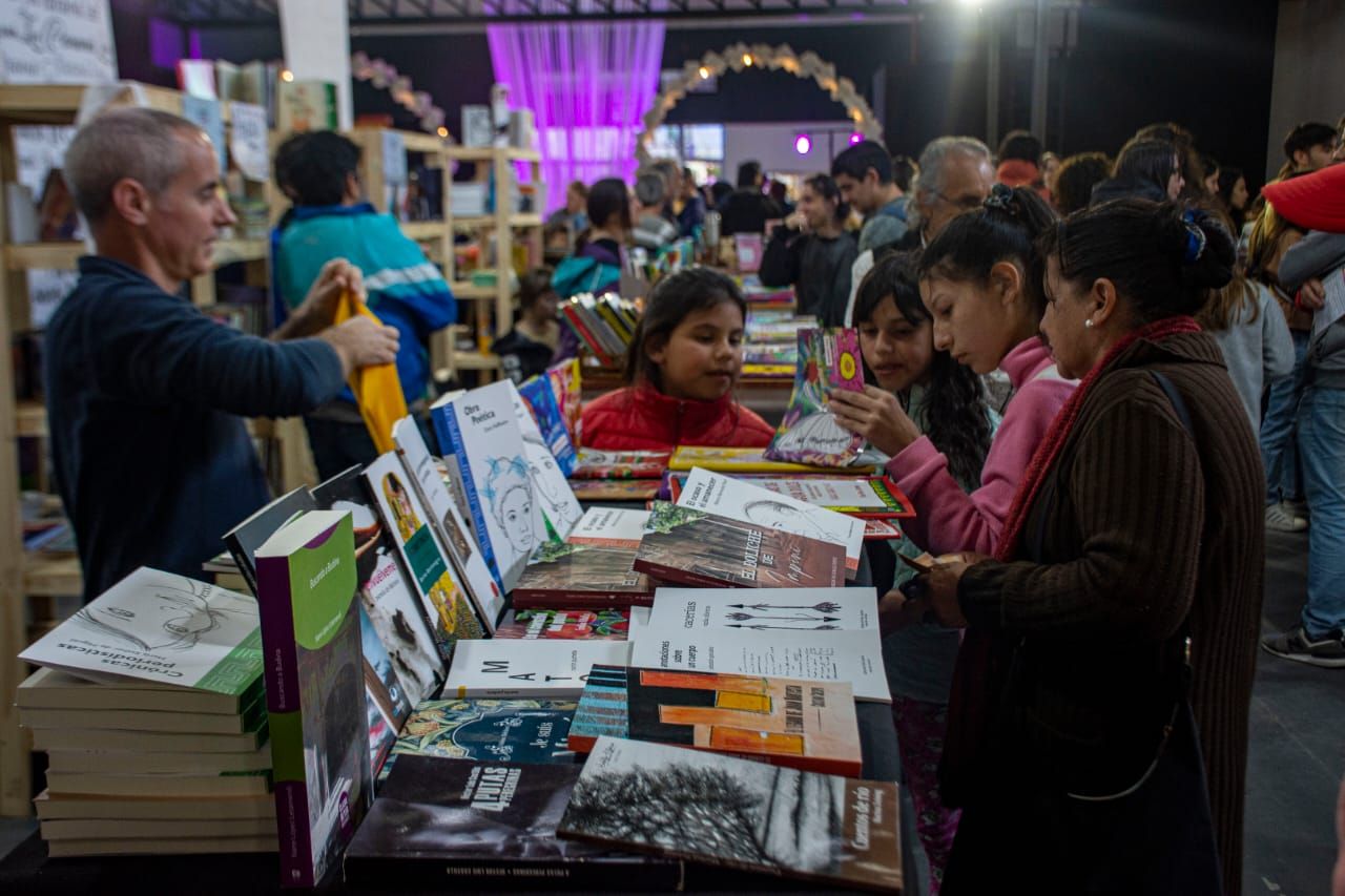 Gran afluencia de público acompaña la feria Paraná Lee que culmina este lunes Gran afluencia de público acompaña la feria Paraná Lee que culmina este lunes