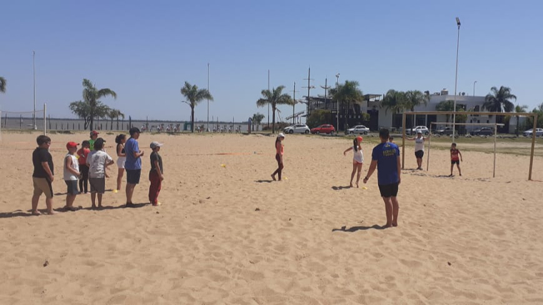 Niños de Paraná disfrutaron del reinicio de actividades deportivas de playa