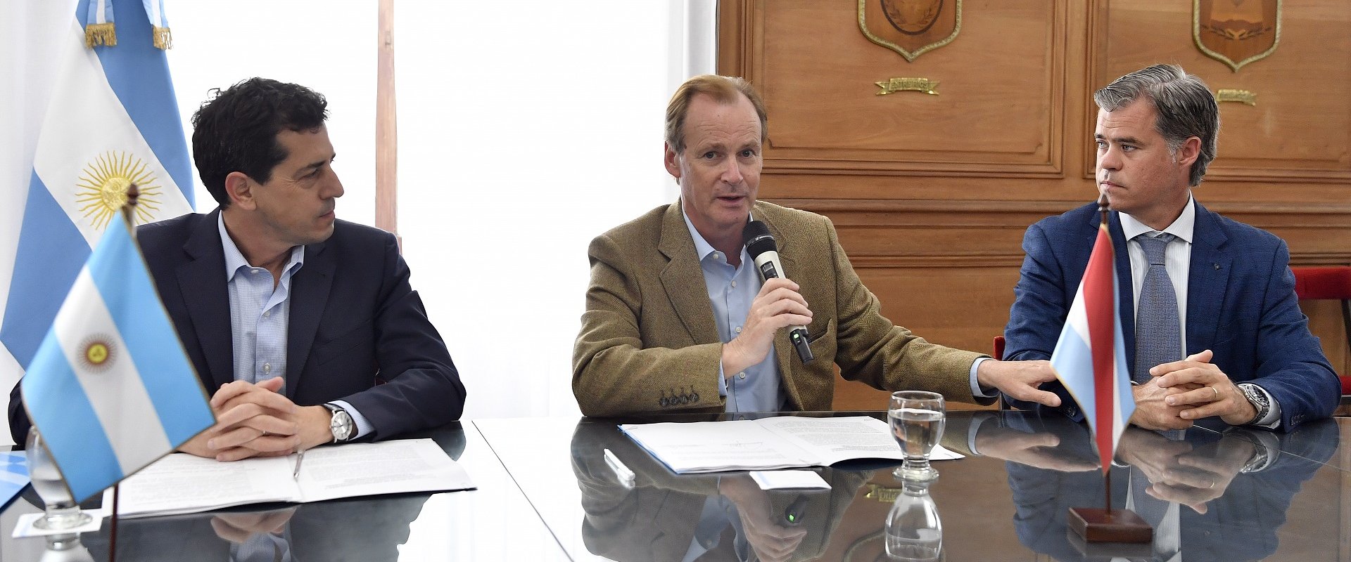 Bordet firmó el acuerdo para construir la interconexión vial oeste de Gualeguaychú Bordet firmó el acuerdo para construir la interconexión vial oeste de Gualeguaychú