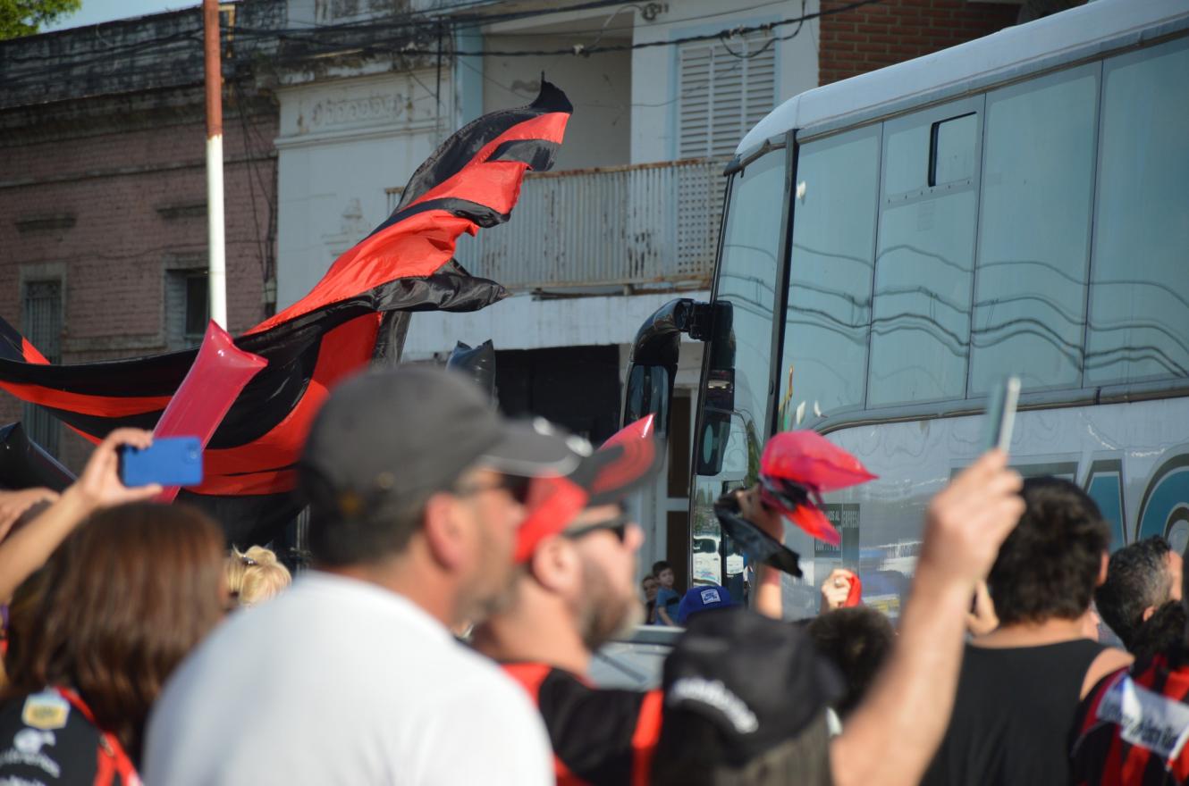 Patronato partió a San Juan y sus hinchas lo despidieron con un banderazo Patronato partió a San Juan y sus hinchas lo despidieron con un banderazo