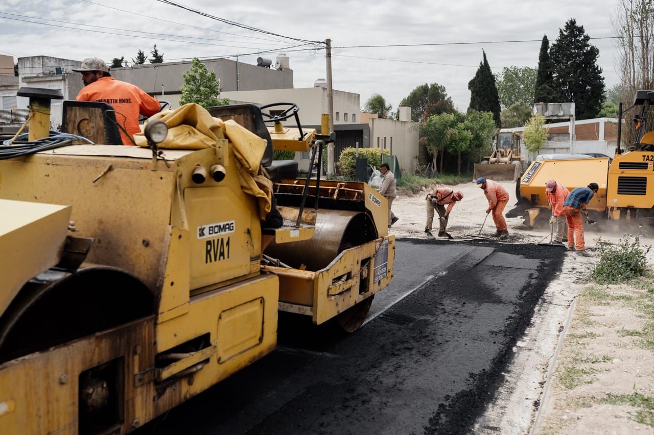 Pavimentan más calles en barrio Amaneceres del Seminario