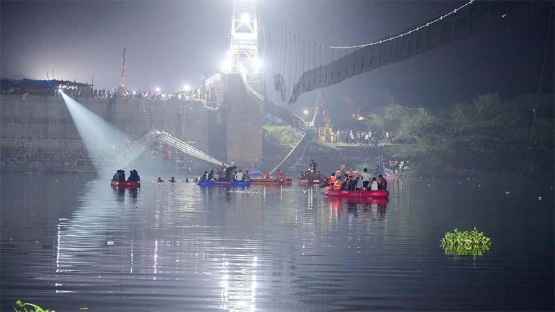 Más de 100 muertos y decenas de desaparecidos al colapsar puente colgante en India Más de 100 muertos y decenas de desaparecidos al colapsar puente colgante en India