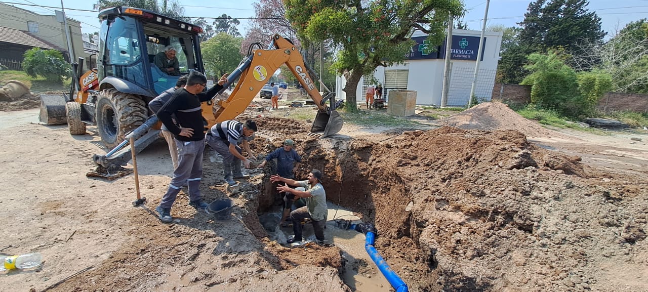 Reparan una cañería de agua ubicada en Juan Báez y General Espejo