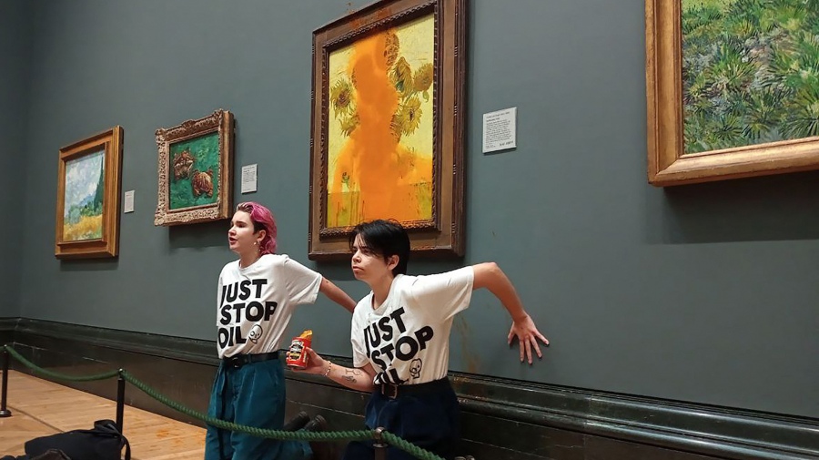 Manifestantes ecologistas arrojaron sopa de tomate sobre «Los girasoles» de Van Gogh