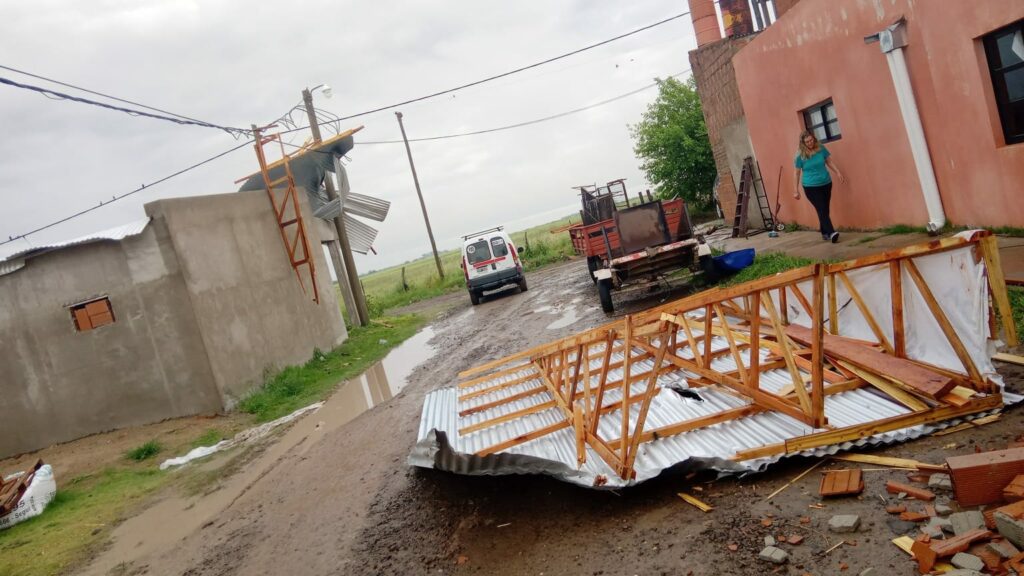 El temporal causó voladuras de techos, cortes de luz y caída de árboles en Seguí El temporal causó voladuras de techos, cortes de luz y caída de árboles en Seguí