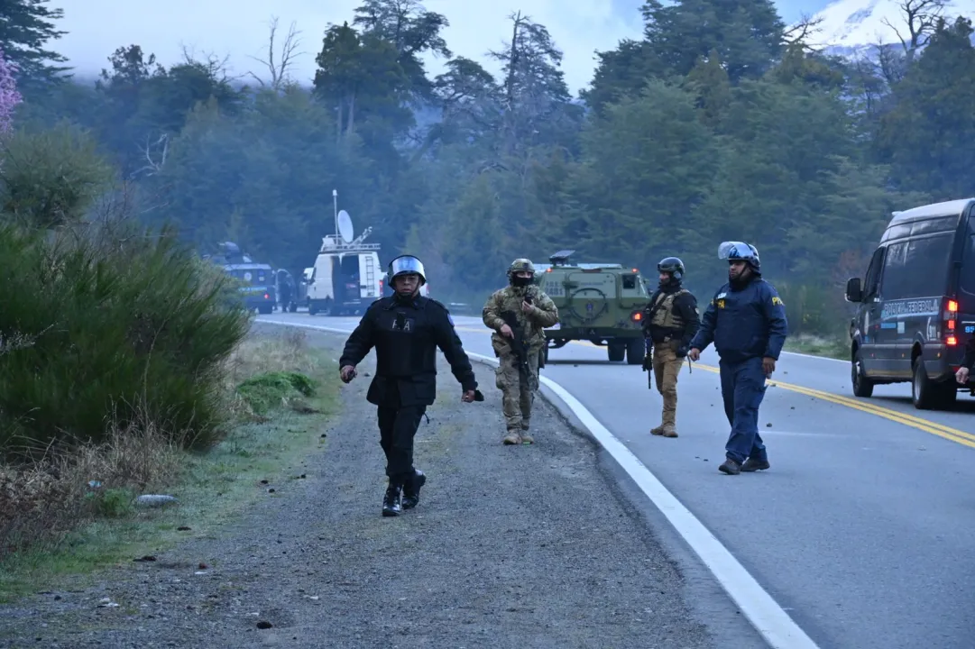 Tensión en el desalojo de los mapuches en Villa Mascardi: detuvieron a 7  mujeres |