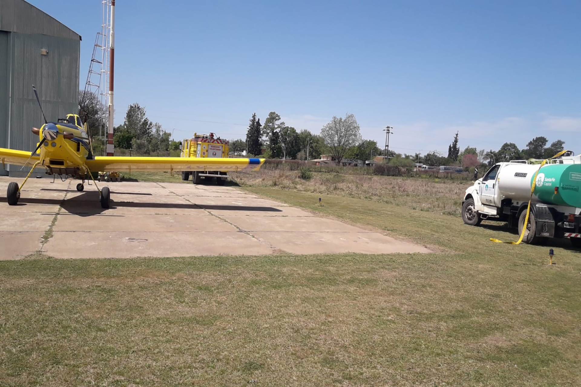 Entre Ríos y Santa Fe trabajan en un operativo conjunto para apagar los incendios en la isla santafecina frente a Paraná Entre Ríos y Santa Fe trabajan en un operativo conjunto para apagar los incendios en la isla santafecina frente a Paraná