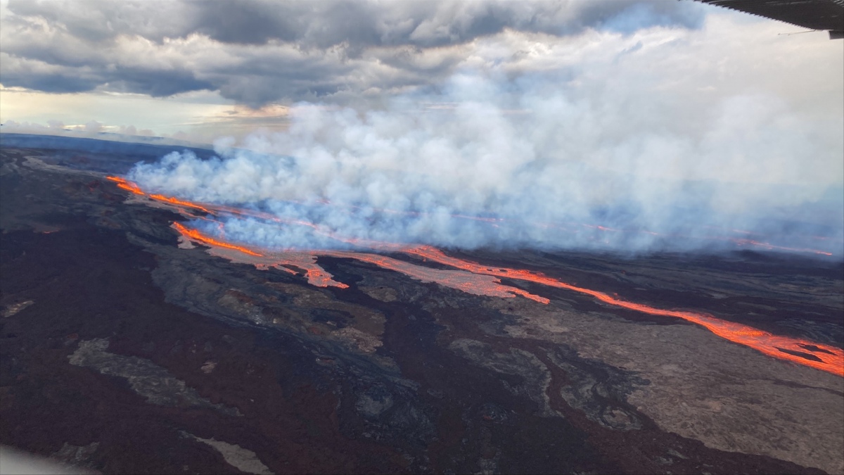 El volcán activo más grande del mundo entró en erupción por primera vez en 40 años El volcán activo más grande del mundo entró en erupción por primera vez en 40 años