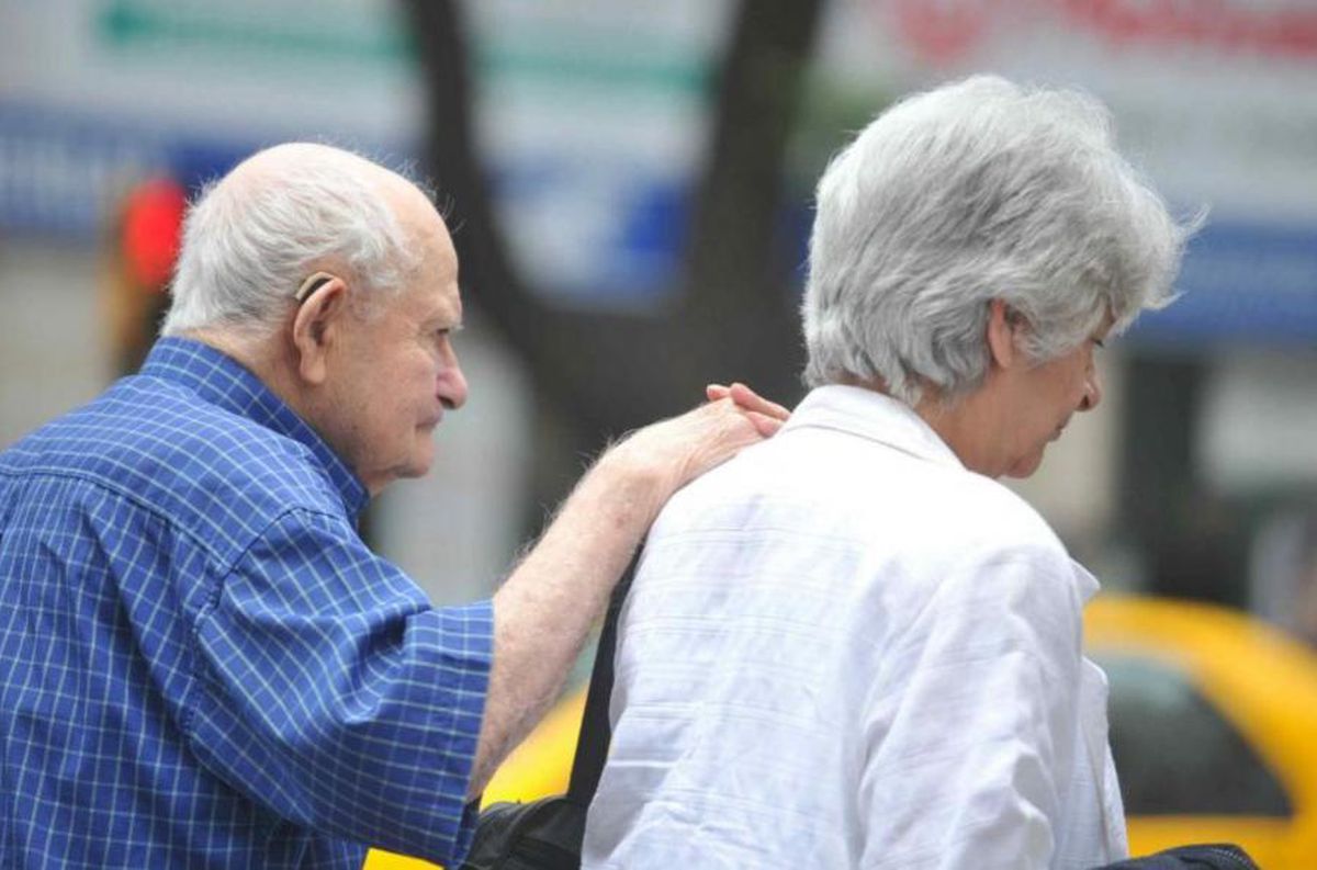 El Gobierno oficializó el bono de 10 mil pesos para jubilados que cobran la mínima