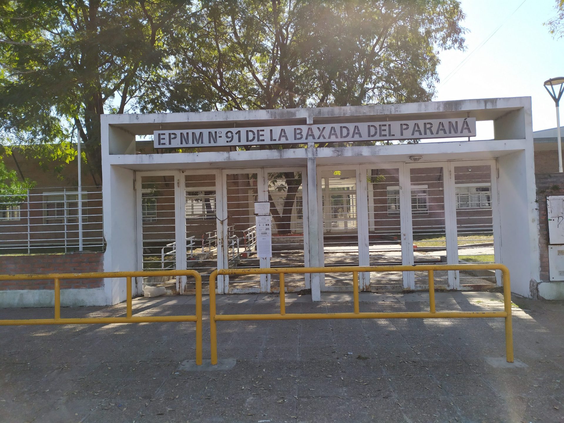 Hasta un docente terminó con golpes tras una pelea entre alumnos