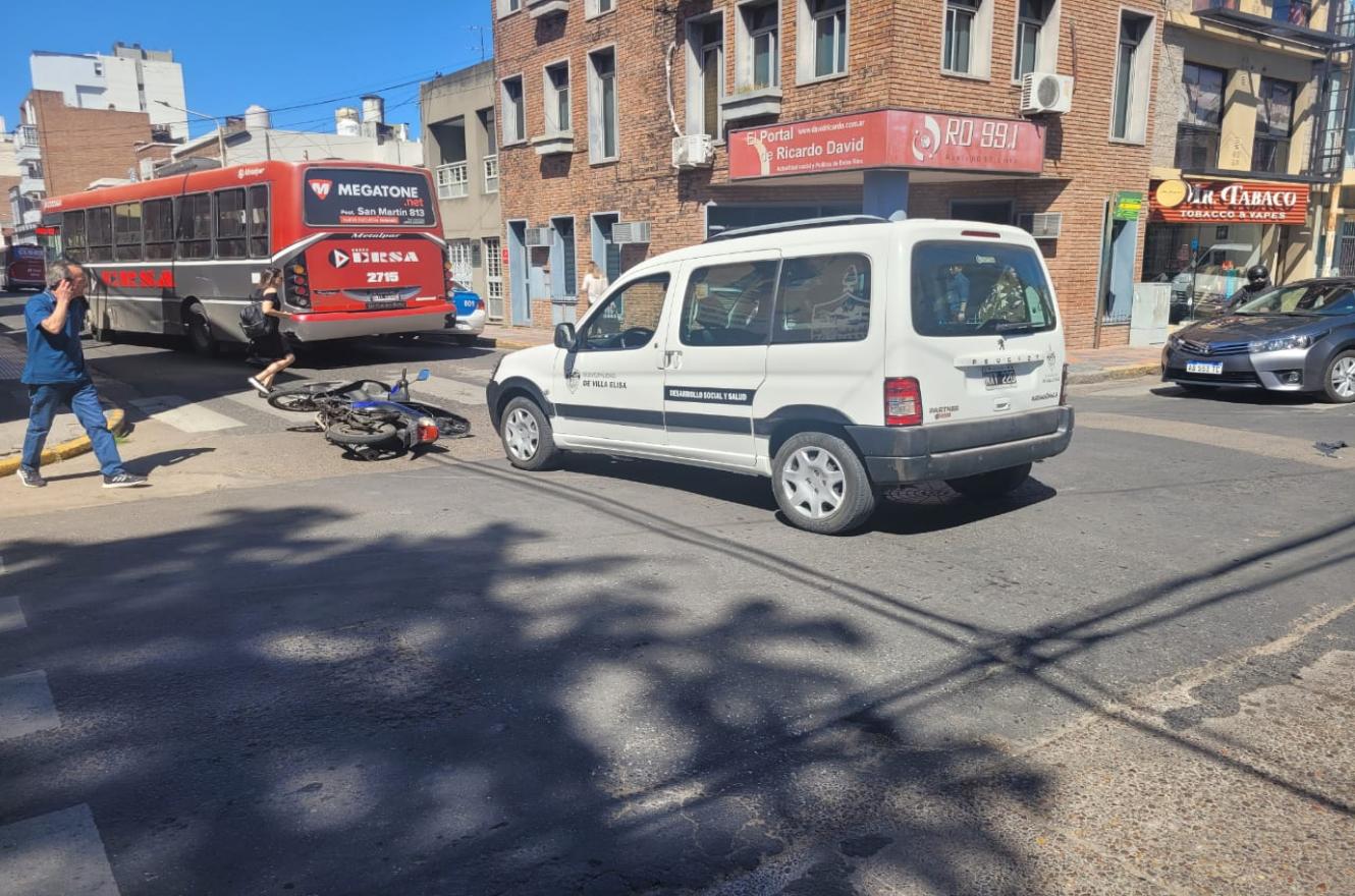 Camioneta del Municipio de Villa Elisa chocó a una mujer embarazada Camioneta del Municipio de Villa Elisa chocó a una mujer embarazada