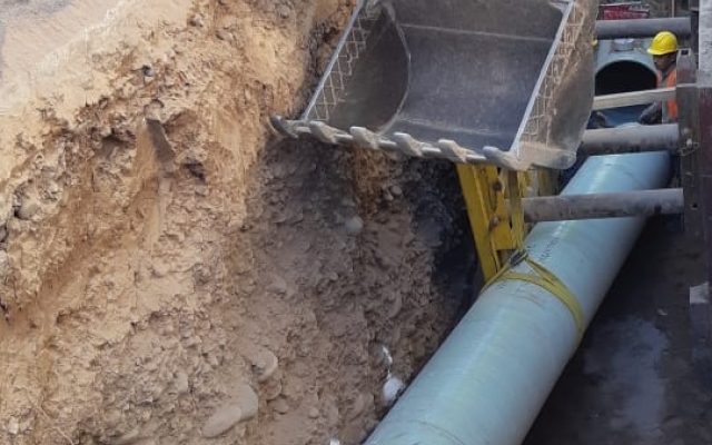 Reparan un acueducto a la salida del centro de distribución Parque del Lago