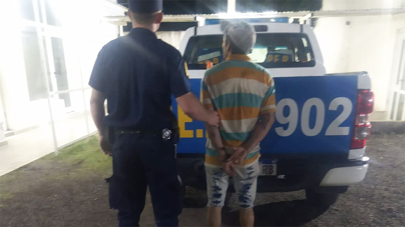 Detienen a cuidacoches luego de amenazar a una pareja y agredir a policía