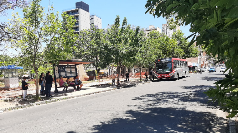 Modifican las paradas de colectivos urbanos e interurbanos en la Plaza Alberdi