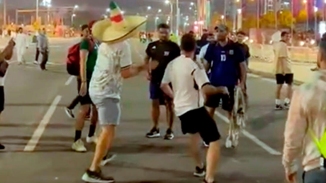 Hinchas argentinos y mexicanos, protagonistas de una pelea callejera en Doha Hinchas argentinos y mexicanos, protagonistas de una pelea callejera en Doha