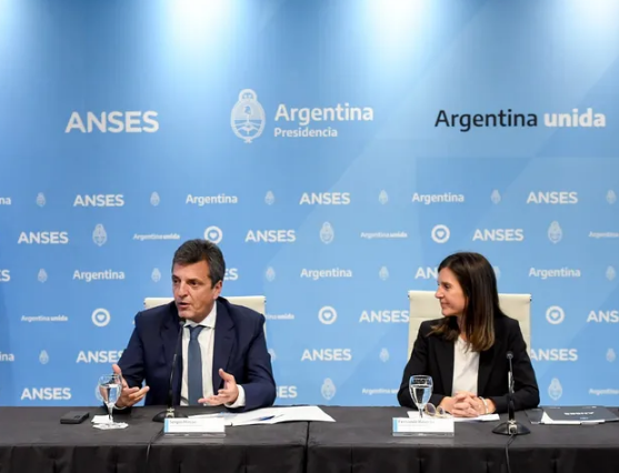 Anunciaron un aumento del 15,6% en las jubilaciones más un bono de  mil por tres meses