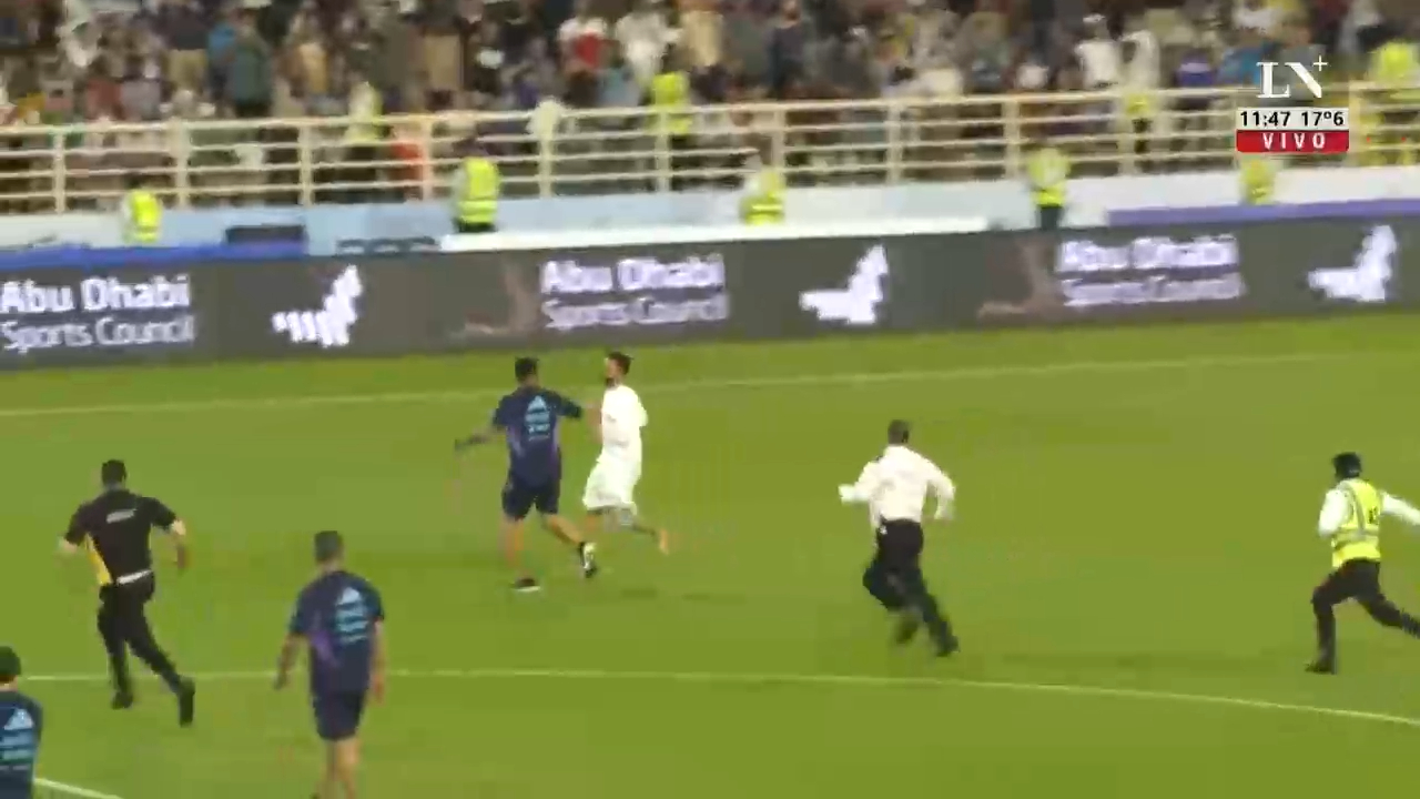 Abu Dhabi: Tres fanáticos invadieron la cancha en busca de Lionel Messi