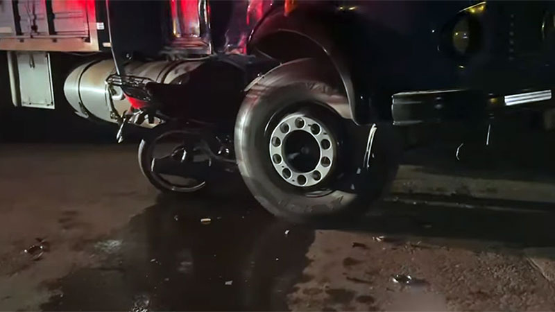 Murió adolescente que iba en moto y chocó violentamente contra un camión Murió adolescente que iba en moto y chocó violentamente contra un camión